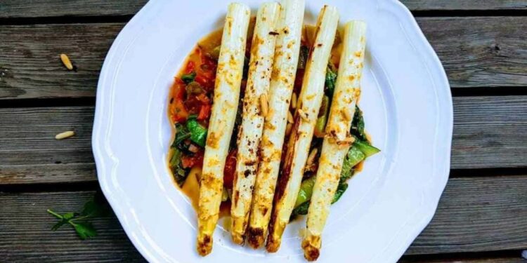 Natürlich-glücklich-Ofenspargeln-mit-Pak-Choi-und-Tomaten