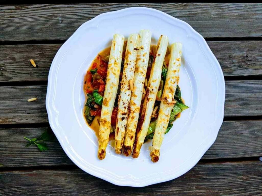 Natürlich-glücklich-Ofenspargeln-mit-Pak-Choi-und-Tomaten