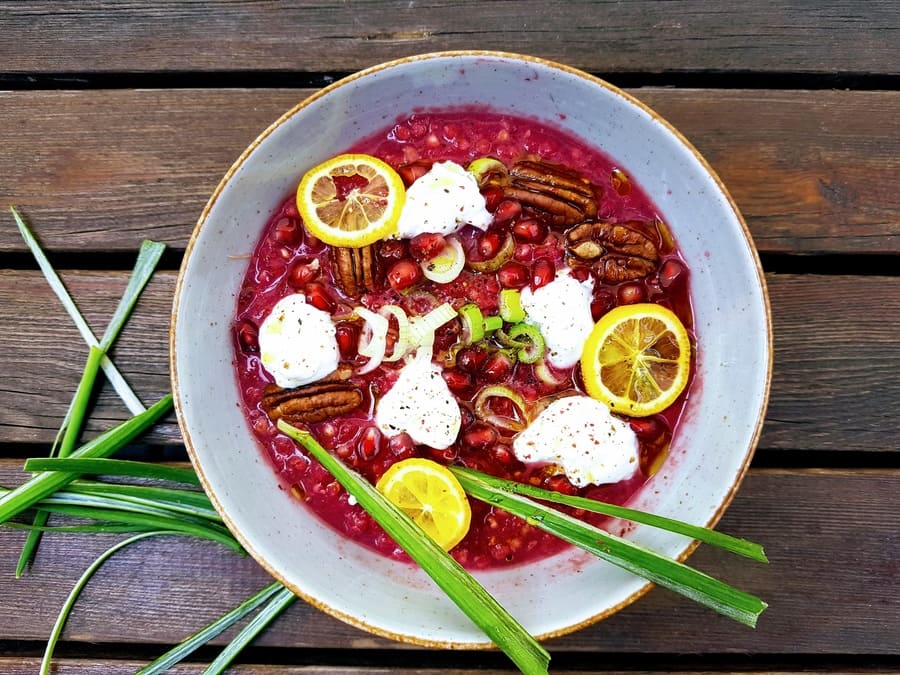 Buchweizen-Rote-Bete Bowl mit Granatapfelkernen