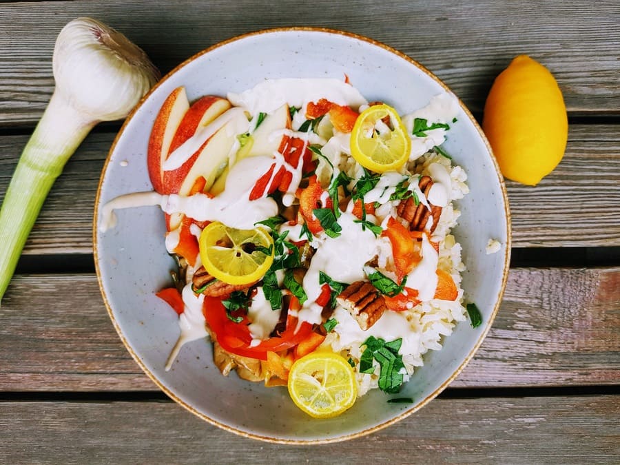 Champignon-Lauch Bowl mit Vollkornkornreis und Apfel
