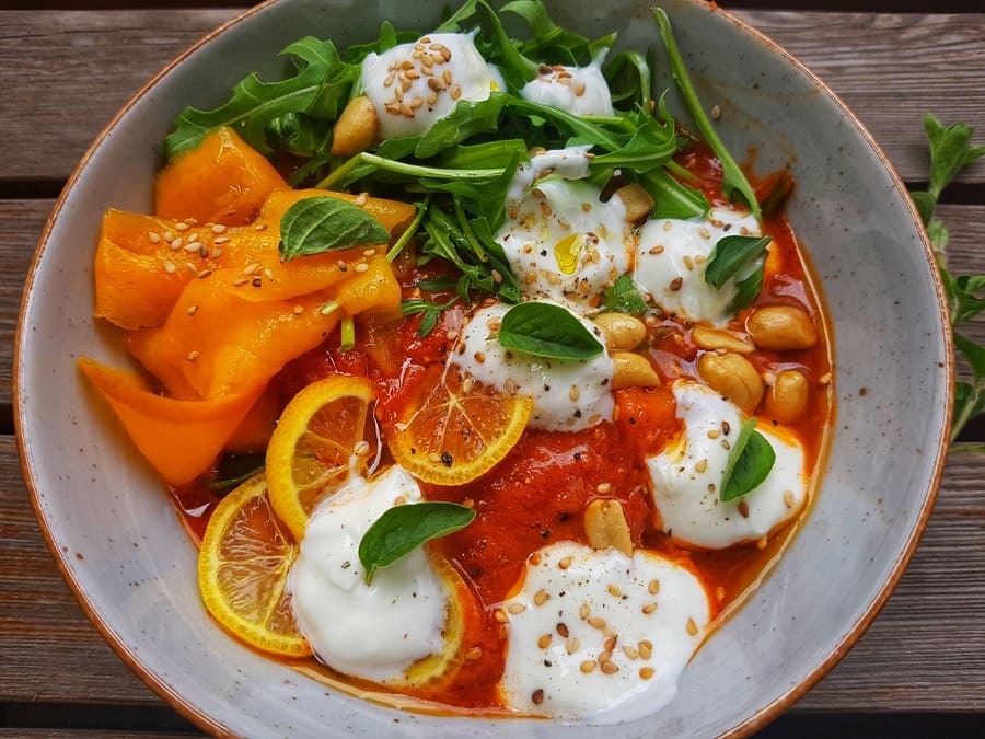 Süßkartoffel-Kichererbsen Bowl mit Mango