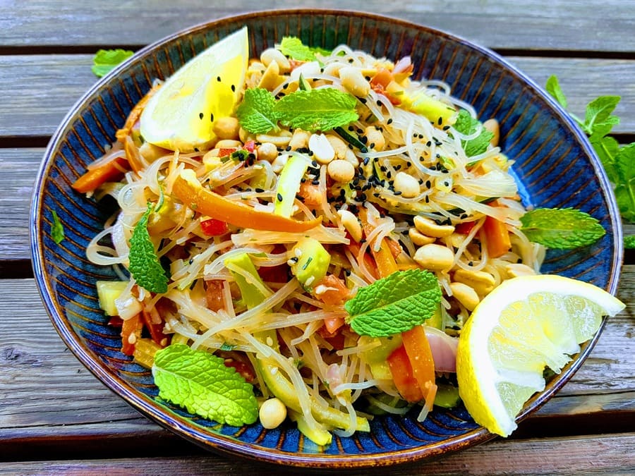 Asiatische Glasnudeln mit Erdnussauce