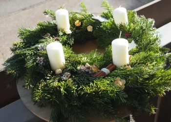 So sieht der Adventskranz mit Naturmaterialien aus, wenn er fertig ist!