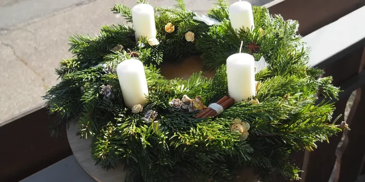 So sieht der Adventskranz mit Naturmaterialien aus, wenn er fertig ist!