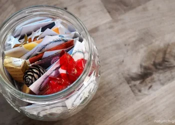 So sieht der Adventskalender im Glas aus: Süßigkeiten und Zettelchen