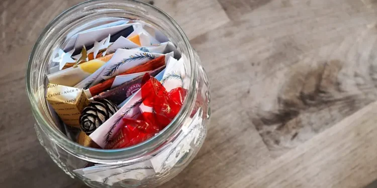 So sieht der Adventskalender im Glas aus: Süßigkeiten und Zettelchen