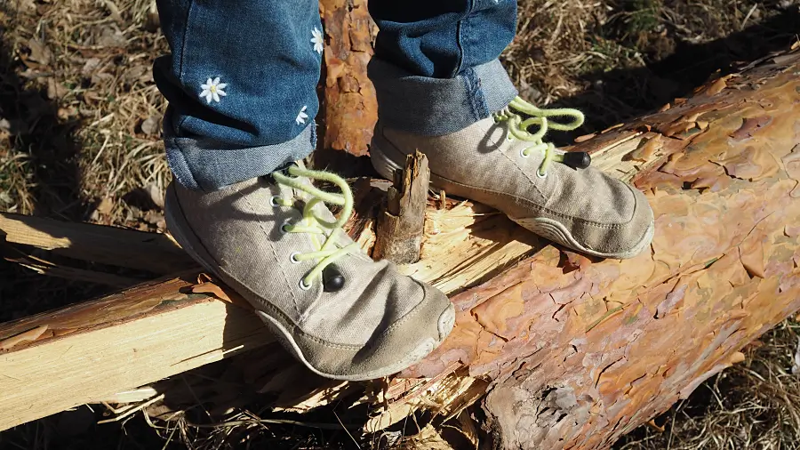 Foto von zwei Kinderfüßen mit Barfußschuhen von Wildling