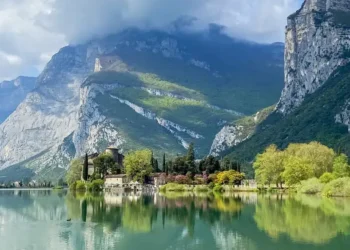 Lago di Toblino: Der Ausblick auf das Schloss am Toblinosee
