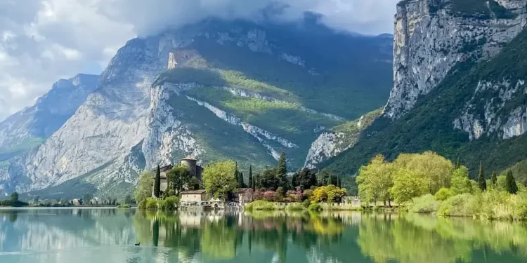 Lago di Toblino: Der Ausblick auf das Schloss am Toblinosee