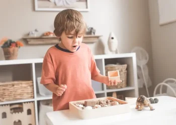 Kind spielt mit Montessori Material in der Kita und staunt