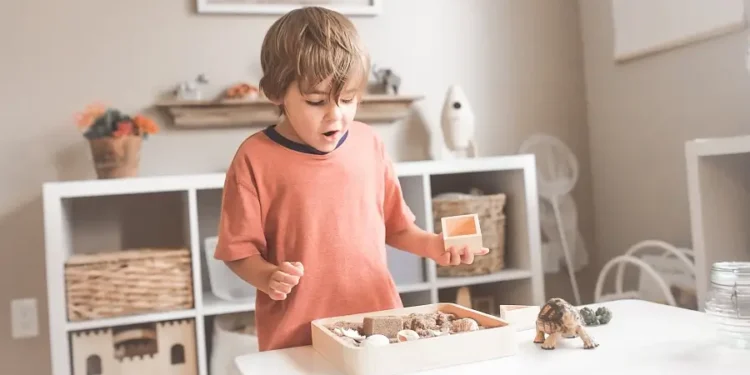 Kind spielt mit Montessori Material in der Kita und staunt