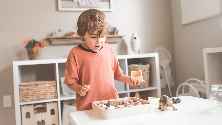 Kind spielt mit Montessori Material in der Kita und staunt