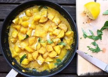 Kartoffelcurry, schön gelb, mit etwas Zitrone und frischen Gewürzen