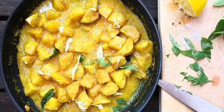 Kartoffelcurry, schön gelb, mit etwas Zitrone und frischen Gewürzen