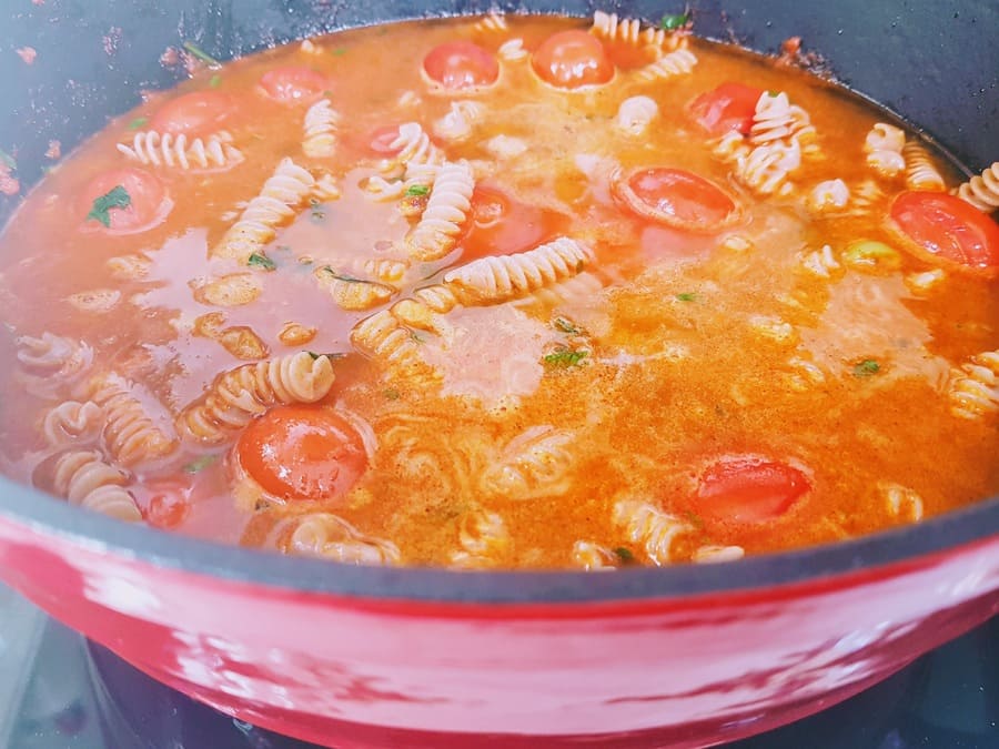 Orientalische One-Pot-Pasta im Topf