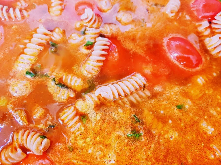 Orientalische One-Pot-Pasta im Topf