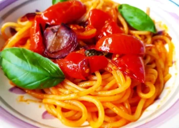 Spaghetti-mit-Tomatensugo-aus-dem-Ofen-Rezeptideen-aussergewöhnliche-Spaghetti