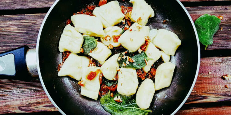 Süsskartoffelgnocchi-mit-getrockneten-Feigen-und-Salbeibutter