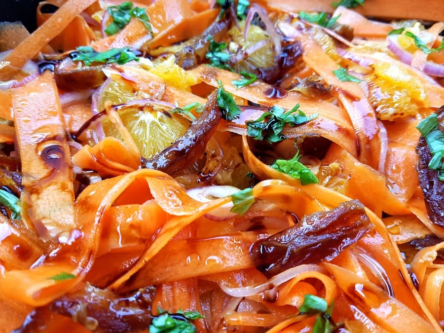 Fruchtiger Wintersalat mit Karotten und Orangen