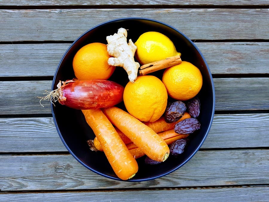 Zutaten für den fruchtiger Wintersalat mit Karotten und Datteln