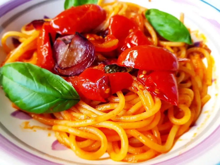 Spaghetti-mit-Tomatensugo-aus-dem-Ofen-Rezeptideen-aussergewöhnliche-Spaghetti